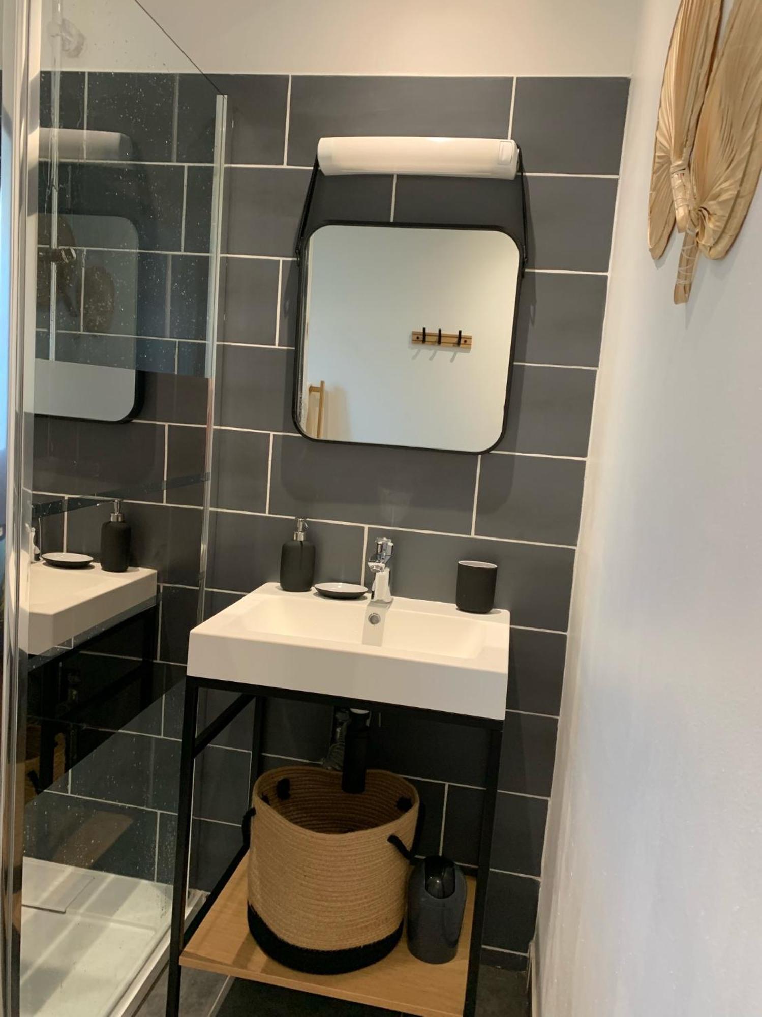 A Deux Pas De La Gare, La Maison Rouge Albertville Kültér fotó